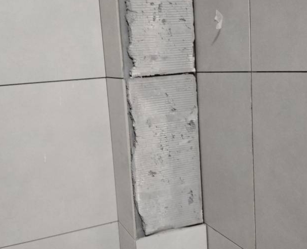 张家界市瓷砖空鼓维修公司分享下瓷砖施工前基层浇水润湿程度不足，可能导致以下问题