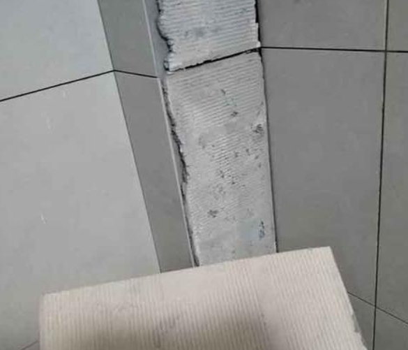 张家界市瓷砖空鼓维修公司分享下厨房瓷砖脱落的补救措施。